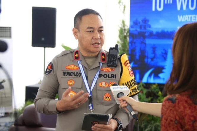 
					Polri amankan 3 venue utama World Water Forum (WWF) yang berlangsung hari ini. Agenda Opening Ceremony WWF pagi ini di Bali Internasional Convention Center (BICC) menjadi salah satu titik yang diamankan Polri.

