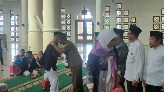 
					Pj. Wali Kota Tarakan, Bustan saat melepas keberangkatan CJH Tarakan di Masjid Baitul Izzah Islamic Center, Selasa (21/5/24). Riris Fokusborneo.com