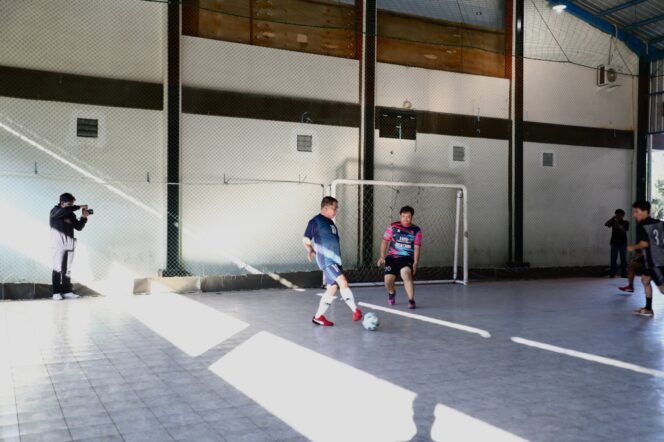 
					EKSIBISI : Gubernur Kaltara, DR (HC) H Zainal A Paliwang, M.Hum mengikuti laga eksibisi fun futsal di Nunukan, Senin (20/5) sore.