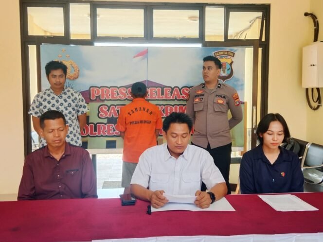 
					Pria berinisial F di Tana Tidung menyetubuhi anak tirinya yang masih duduk di bangku Sekolah Dasar (SD) hingga 20 kali. Perbuatan F (42) dilaporkan istrinya ke Polres Tana Tidung, Selasa (21/5/24).

.