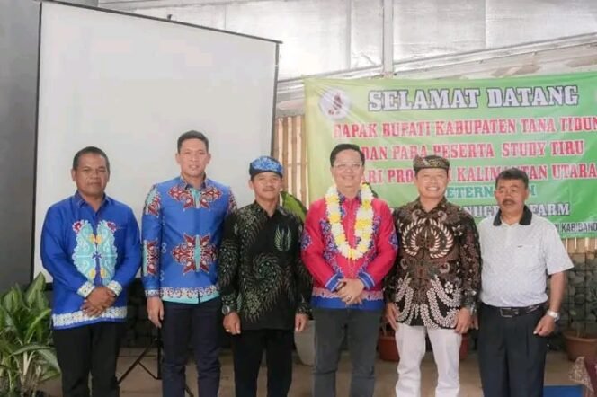 
					Bupati Ibrahim Ali didampingi Ketua DPRD, Anggota DPRD, Kadis Dinsos PMD, Camat dan Kades melakukan Studi Tiru di Kabupaten Bandung, Jumat (23/5/2024).

