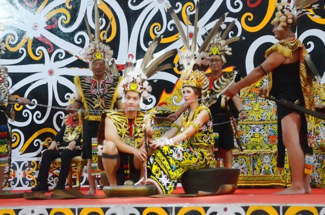 
					Ribuan tamu undangan menghadiri prosesi Pekiban atau pernikahan adat Dayak Kenyah, putra Kapolda Kaltara Irjen Daniel Adityajaya,
Johan Nathaniel Ega dengan Elva Waniza,  putri Kepala adat besar Apau Kayan, Ibau Ala di gedung Pesparawi Tanjung Selor pada Jumat 24 Mei. 


