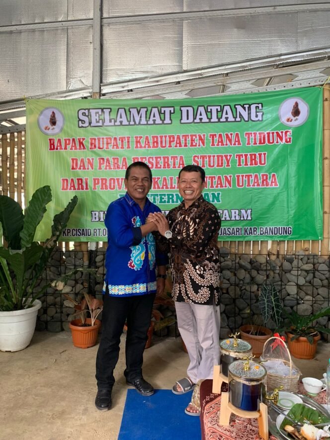 
					H. Hersonsyah ST, Kepala Dinas Dinsospmd foto bersama H. Tete Kuswara
Pemilik Peternakan Anggota DPRD Kab. Bandung  pada saat melaksanakan studi tiru ke peternakan budidaya unggas ayam petelur.