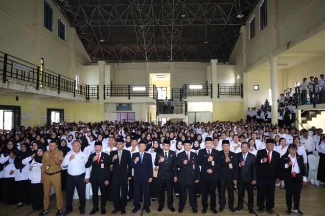 
					Sebanyak 715 tenaga kesehatan dan guru di kota Tarakan resmi dilantik menjadi Pegawai Pemerintah dengan Perjanjian Kerja (PPPK) di Lingkungan Pemerintah Kota Tarakan, Senin (27/5/2024) di Gedung Graha Pemuda KNPI Tarakan. 

