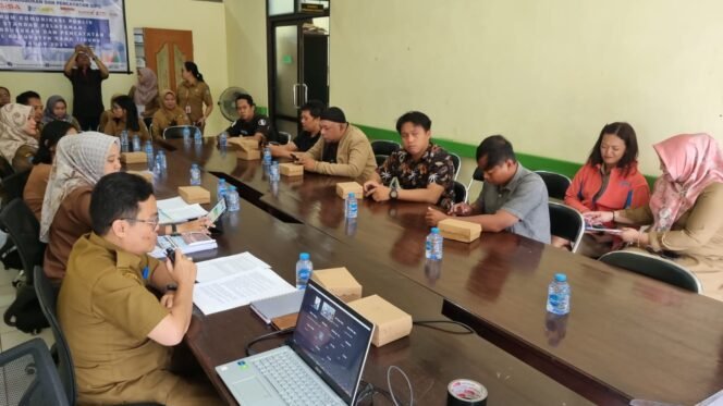 
					Dinas Kependudukan dan Catatan Sipil (Disdukcapil) Tana Tidung menggelar dialog secara tatap muka dan daring terkait Bagian Kependudukan dan Catatan Sipil Tana Tidung, Senin (27/5/2024). 