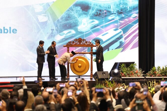 
					Otorita Ibu Kota Nusantara (IKN) meraih animo tinggi dari pengunjung dalam Forum Sistem Transportasi Cerdas Asia Pasifik atau The 19th Intelligent Transport System (ITS) Asia Pacific Forum 2024, yang bertema _â€œTransformation Towards A Sustainable and Intelligent Urban Mobilityâ€_. Acara ini berlangsung di Jakarta Convention Center, Jakarta, mulai dari tanggal 28 hingga 30 Mei 2024.

