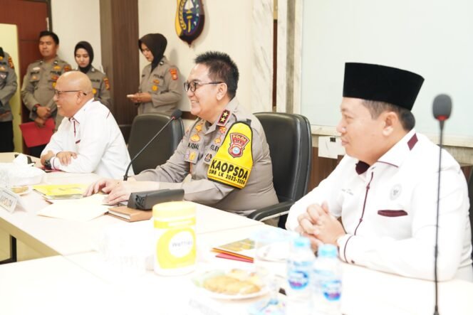 
					Komisi Kepolisian Nasional (Kompolnas) melakukan kunjungan kerja di Polda Riau dalam rangka pemantauan persiapan pengamanan Pilkada 2024. Dalam kunjungan kerja tersebut Tim Kompolnas diterima langsung oleh Kapolda Riau Irjen. Pol. Mohammad Iqbal, S.I.K., M.H.

