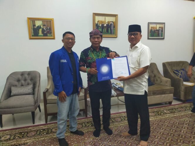 
					Zainal Arifin Paliwang bertemu langsung dengan Wakil Ketua Umum DPP Partai Amanat Nasional (PAN), Yandri Susanto untuk mengambil rekomendasi Bakal Calon Kepala Daerah (Bacakada) Kaltara.


