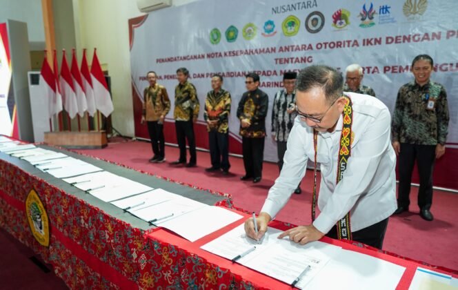 
					Otorita Ibu Kota Nusantara (IKN) bersama 9 Perguruan Tinggi Negeri dan Swasta di Indonesia sepakat menandatangani Nota Kesepahaman (MoU), Rabu (29/5/24), di Auditorium Universitas 17 Agustus 1945 Samarinda.