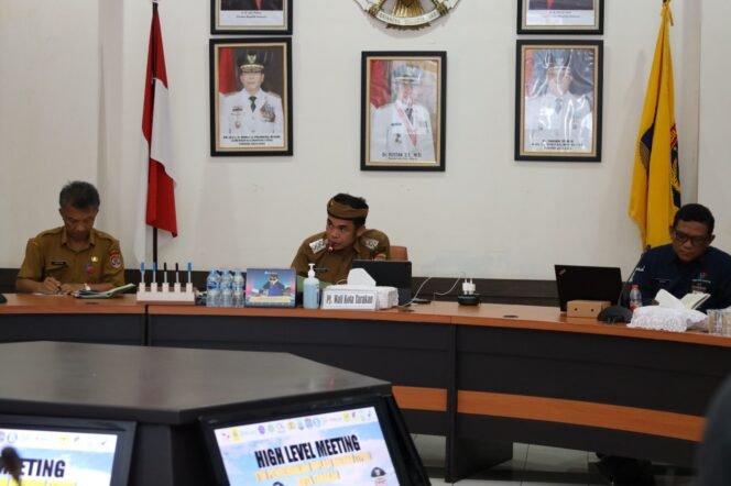 
					Pejabat Wali Kota Tarakan, Dr Bustan, S.E, M.Si memimpin rapat  High Level Meeting TPID, Senin (27/5/24)