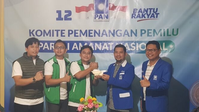 
					Bawa Centong Nasi dan gagasan, Achmad Usman kembalikan berkas penjaringan ke PAN. Foto : Fokusborneo.com 