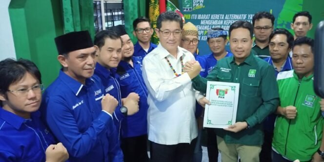 
					Foto Bersama Yansen TP dan Ketua DPW PKB Kaltara Saat Pengembalian Berkas Pendaftaran Calon Gubernur Kaltara. Foto: fokusborneo.com