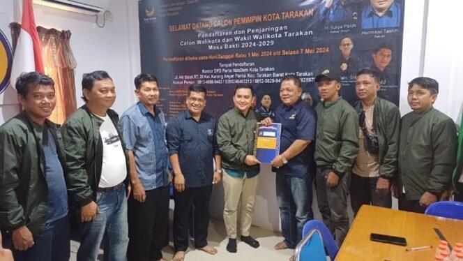 
					Ahmad Usman kembalikan berkas penjaringan cakada ke Nasdem. Foto : Fokusborneo.com 