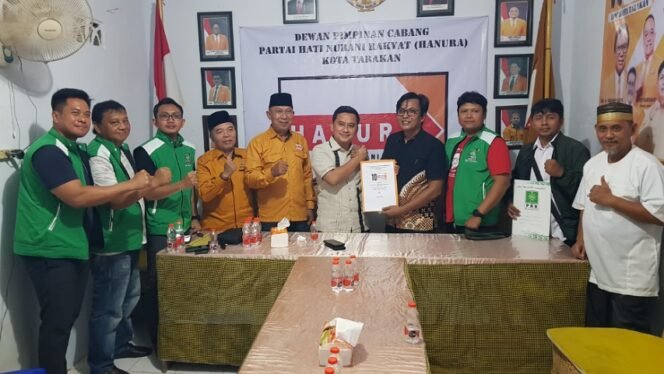 
					Ahmad Usman ditemani jajaran pengurus PKB mendaftar penjaringan ke Hanura. Foto : Fokusborneo.com 