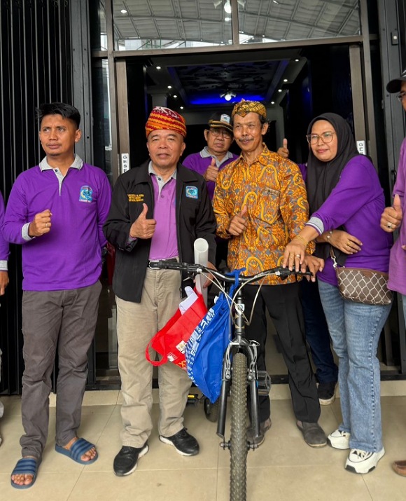 Ketua FKKRT Kota Tarakan Rusli Jabba menyerahkan doorprize sepeda kepada Ketua RT. Foto : Ist