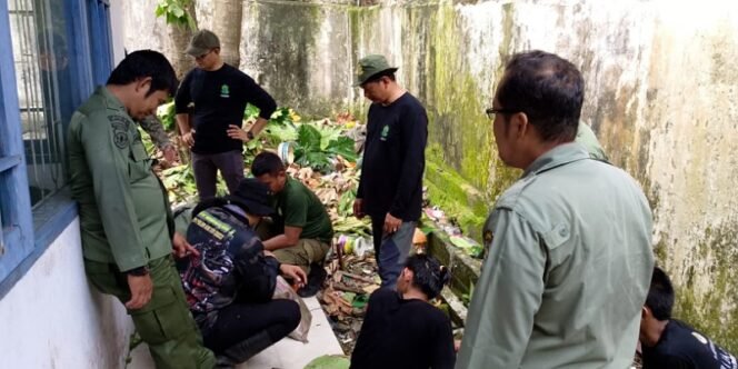 
					KERJA BAKTI : Kepala KPH Tarakan, Ridwanto Suma saat mengikuti kerja bakti, Rabu (21/5) pagi. Tekfot :
KPH Tarakan