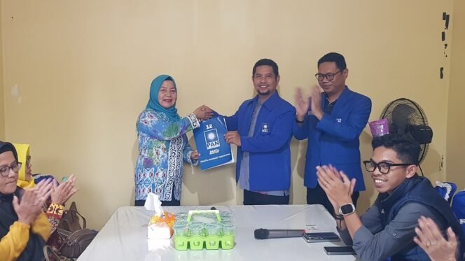 
					Ketua DPD PAN Kota Tarakan Dewantara serahkan surat rekomendasi kepada Mariyam sebagai Wakil Walikota Tarakan. Foto : Fokusborneo.com 