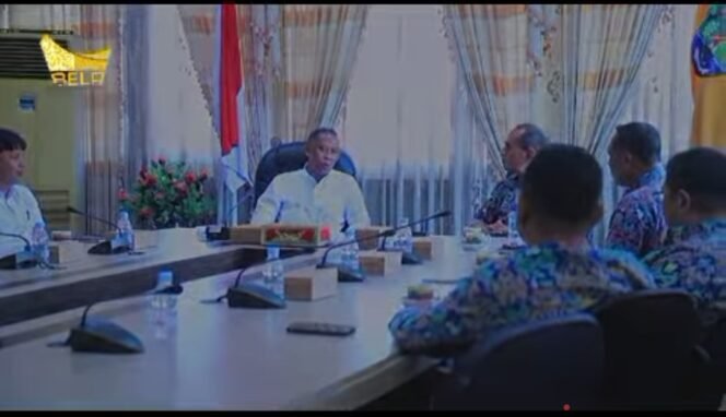 
					Bupati Bulungan Syarwani menerima kunjungan Kepala Balai Pelaksanaan Jalan Nasional (BPJN) Kaltara bapak Nikolaus Ambrosius Gai Botha beserta rombangan di Ruang Rapat Kantor Bupati Bulungan. Rabu, (15/5/24).

