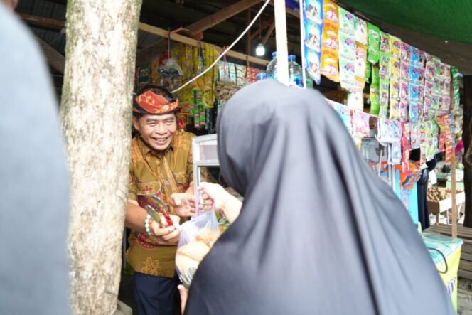 
					Gubernur Kalimantan Utara (Kaltara), DR (HC) H. Zainal A. Paliwang, M.Hum didampingi Kepala Biro Perekonomian Setda Kaltara, H. Rohadi, SE., M.AP, melaksanakan sidak pasar di Pasar Induk, Tanjung Selor, Kamis (9/5/24)
