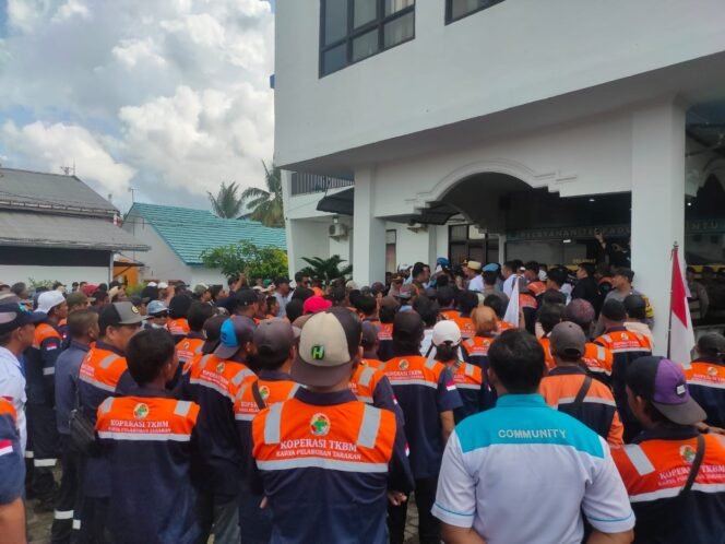 
					Ratusan Pekerja Pelabuhan Malundung yang bernaung di Koperasi Tenaga Kerja Bongkar Muat (TKBM) melakukan aksi damai di depan Kantor Syahbandar dan Otoritas Pelabuhan (KSOP) Kota Tarakan, Rabu(22/5/24).Foto: RirisFokusborneo.com
