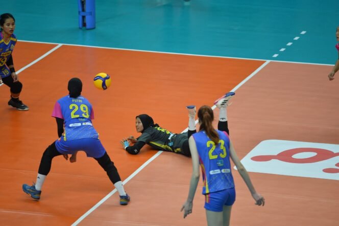 
					Libero Jakarta Electric PLN Eris Septia melakukan penyelamatan bola saat bertanding melawan Jakarta Livin Mandiri pada lanjutan PLN Mobile Proliga di GOR Sijalak Harupat, Kabupaten Bandung, Jumat (7/6).