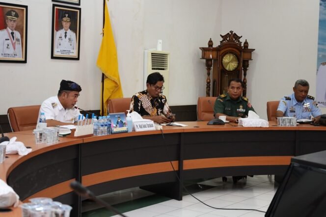 
					Pj. Wali Kota Tarakan, Dr. Bustan, S.E., memimpin rapat Persiapan Pemungutan Suara Ulang (PSU) untuk Calon Legislatif DPRD Kota Tarakan Daerah Pemilihan (Dapil) I Tarakan Tengah serta Pilkada Serentak Tahun 2024. Rapat ini berlangsung di ruang rapat wali kota pada Rabu (19/6/2024).
