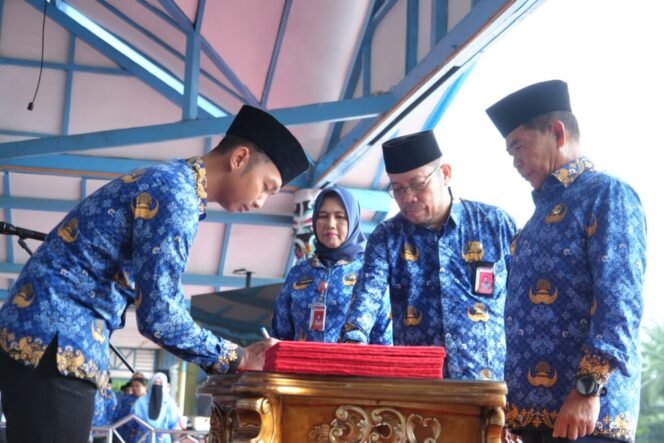 
					Gubernur Kalimantan Utara (Kaltara), Dr. (H.C). H. Zainal A Paliwang, S.H., M.Hum, melantik 93 Pegawai Negeri Sipil (PNS) dan Pegawai Pemerintah dengan Perjanjian Kerja (PPPK) di lingkungan Pemerintah Provinsi (Pemprov) Kaltara, Sabtu (1/6) pagi.