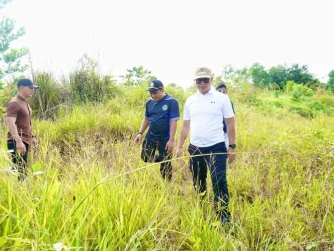 
					Bupati Tana Tidung , Ibrahim Ali bersama seluruh Perangkat Daerah Kabupaten Tana Tidung turun langsung ke lapangan, dalam aksi kerja bakti massal untuk mewujudkan Kabupaten Tana Tidung yang bersih dan Humanis, Jumat (31/5/24).

