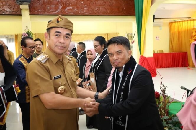 
					Penjabat (Pj) Wali Kota Tarakan, Dr. Bustan, S.E., M.Si., mengukuhkan Guru Penggerak Angkatan IX Kota Tarakan di Gedung Serbaguna Pemkot Tarakan, Selasa (11/6/2024).

