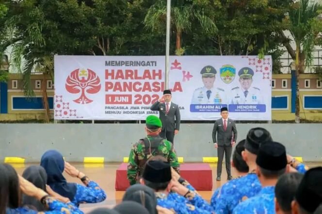 
					Pemerintah Kabupaten Tana Tidung melaksanakan upacara peringatan Hari Lahir Pancasila Tahun 2024, bertempat di Halaman Gedung Pendopo Dajaparuddin, Sabtu (01/06/24).

