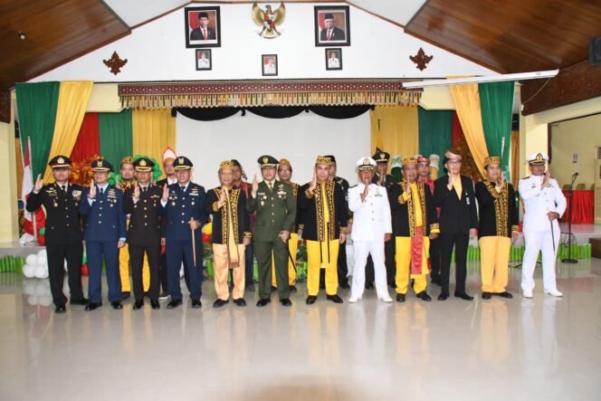
					Dandim 0907/Trk Letkol Kav Jhon B.C Simarmata,M.Han.Usai mengikuti Upacara Peringatan Hari Lahir Pancasila yang digelar diruang serba guna Pemkot Tarakan,Sabtu(01/06/2024).