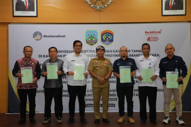 
					SERAH TERIMA : Gubernur Kaltara Utara, DR. (H.C). H. Zainal A Paliwang, M.Hum., menyerahkan Sertifikat Hibah Kavling Tanah di kawasan Pusat Pemerintah Pemprov Kaltara, di Aula RSUD dr. H. Jusuf SK Kota Tarakan, Senin, (3/6). 