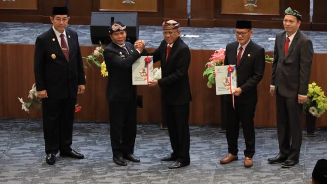 
					WTP : Gubernur Kaltara DR (HC) H Zainal A Paliwang, M.Hum menerima LHP BPK RI yang diserahkan langsung Anggota VI BPK RI Prof. Dr. Pius Lustrilanang, S.IP., M.Si., CSFA., CFrA., pada Rapat Paripurna ke 14 Tahun 2024, Selasa (4/6/24).