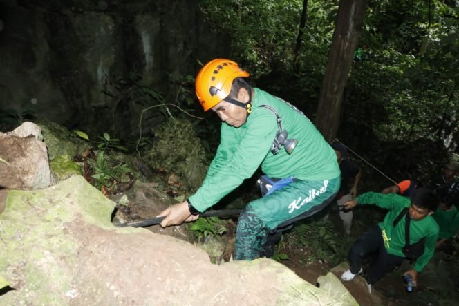
					Telusuri Goa Karst Batu Putih, Gubernur Sebut Objek Wisata Menakjubkan