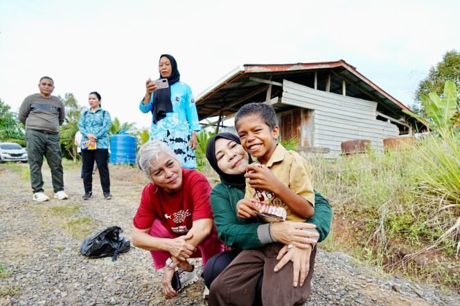
					PENUH HARU : Ketua TP-PKK Kaltara, Rahmwati Zainal SH menyapa anak-anak TKI yang akan bersekolah di Desa Aji Kuning, Sebatik Tengah, Kamis (6/6).