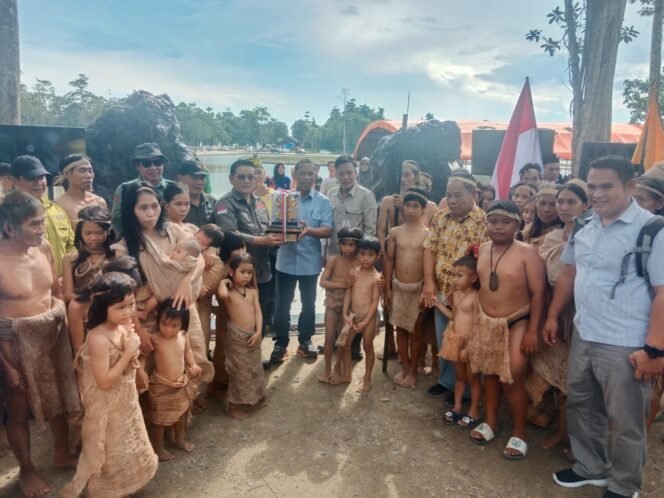 
					Dalam rangka memperingati Hari Lingkungan Hidup pada tanggal 5 Juni, Kementerian Lingkungan Hidup dan Kehutanan (KLHK) memberikan penghargaan Kalpataru kategori Penyelamat Lingkungan tahun 2024 pada Masyarakat Hukum Adat Punan Batu Benau di kabupaten Bulungan. 