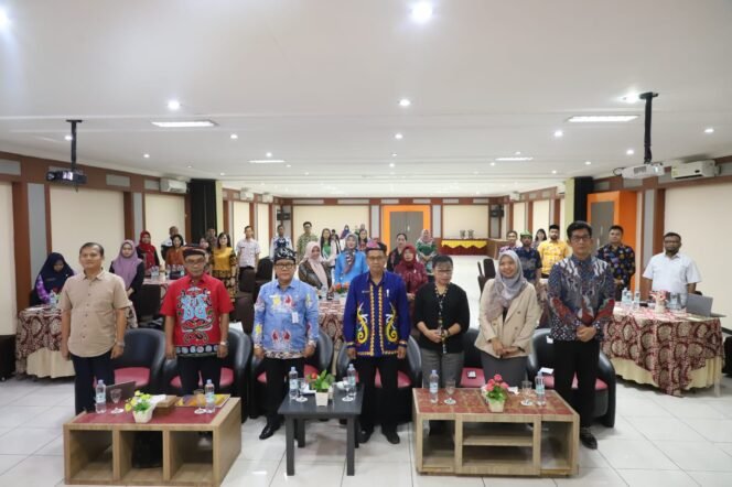 
					Plh. Asisten bidang Ekonomi dan Pembangunan Setprov Kaltara, Burhanuddin, S. Sos., M. Si membuka secara resmi acara Lokakarya Pengayaan Naskah Akademik Rancangan Peraturan Daerah Pengarusutamaan Gender (PUG) Provinsi Kaltara di hotel Pangeran Khar, Jumat (14/6).