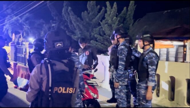 
					Sinergitas TNI Polri Gelar Patroli Bersama Dalam Ciptakan Keamanan Ketertiban di Wilayah Seputar OBVITNAS Bandara Udara SAMS Balikpapan, Jumat (14/06/24)Malam