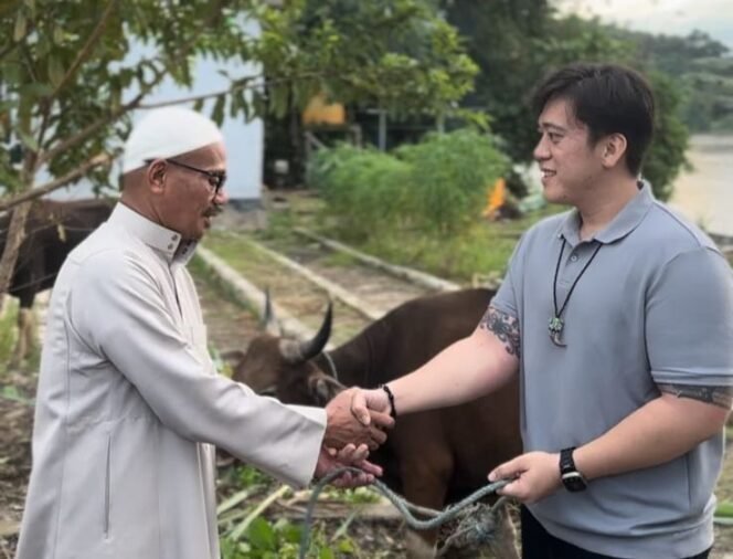 
					Keluarga besar Dr. Yansen TP, M.Si tahun ini kembali memberikan bantuan hewan kurban untuk perayaan Iduladha 1445 Hijriah. Sebanyak tiga ekor sapi diserahkan kepada Pengurus Masjid Agung Darul Jalal, Kabupaten Malinau, Minggu (16/6/2024).

