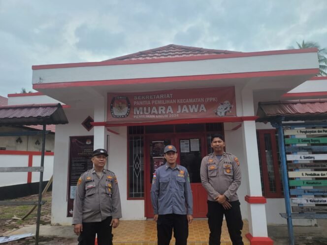 
					Memastikan kondusifitas jelang Pemilihan Kepala Daerah (Pilkada) 2024, Polsek Muara Jawa melaksanakan kegiatan patroli dialogis, pada Senin (17/6/2024). 

