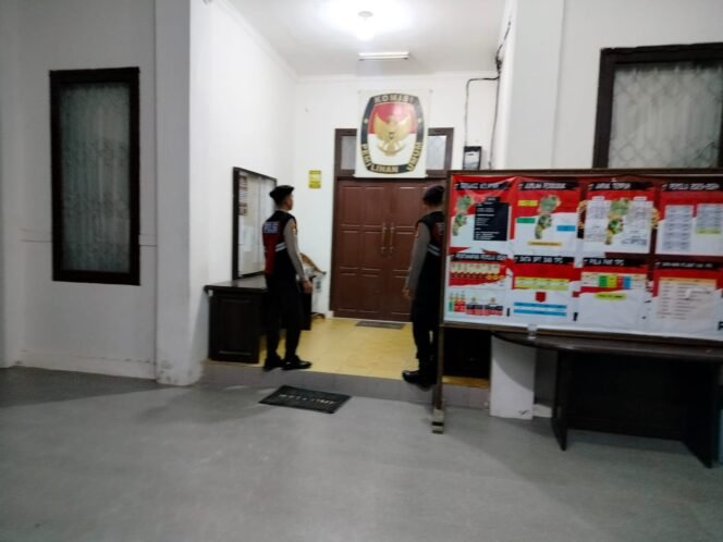 
					Menjelang Pemilihan Kepala Daerah (Pilkada) di Kabupaten Penajam Paser Utara (PPU), Kepolisian Resor (Polres) PPU terus meningkatkan patroli untuk memastikan keamanan dan ketertiban. Kapolres PPU, AKBP Supriyanto, SIK, M.Si, menyampaikan bahwa langkah ini diambil untuk menciptakan situasi yang kondusif selama masa kampanye hingga hari pemilihan. Senin 17/06/24. Malam.