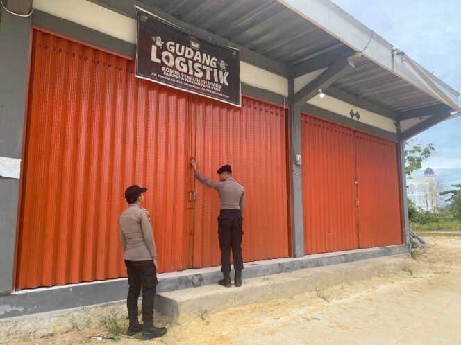
					Menjelang Pemilihan Kepala Daerah (Pilkada) di Kabupaten Penajam Paser Utara (PPU), Kepolisian Resor (Polres) PPU melakukan pengecekan intensif terhadap keamanan gudang logistik, Selasa (18/06/24).