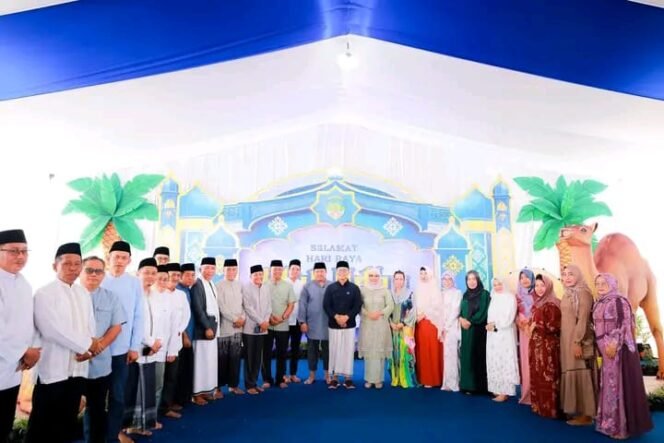 
					Usai melaksanakan Shalat Idul Adha 1445 Hijriyah di Masjid Agung , Bupati Kabupaten Tana Tidung Ibrahim Ali bersama istri Vamelia Ibrahim serta keluarga melaksanakan open house, Senin (17/6/2024).

