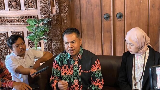 
					Komisioner Bawaslu Kaltara, Arif Rochman saat diwawancarai awak media, Sabtu (15/6/2024).