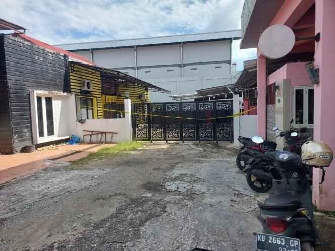 
					Salah satu rumah di Gang Cempaka RT.65 Jalan Bhayangkara Pasir Putih yang turut disita, masih terpasang police line.