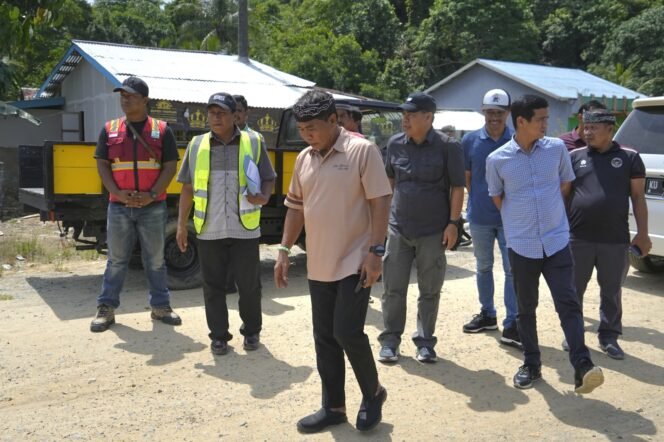 
					FOKUS PERHATIAN : Gubernur Kaltara, DR (HC) H Zainal A Paliwang, M.Hum meninjau progress pembangunan jalan di Mamolo dan Binusan Kabupaten Nunukan belum lama ini.

