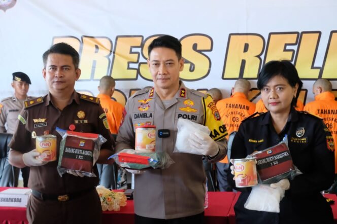 
					Polda Kalimantan Utara menggelar Press Release terkait pengungkapan kasus Narkoba di wilayah Kalimantan Utara di Selasar Gedung B Mapolda Kaltara, Kamis (20/06/24)

