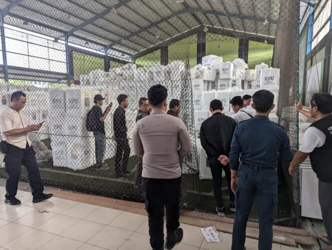 
					Polres Kukar melakukan pengamanan pergeseran kotak suara, dari TPS ke Gedung RPP KPU Kutai Kartanegara, pada Kamis (20/6/2024). 

