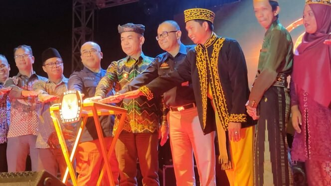 
					Pj Wali Kota Tarakan, Bustan bersama KPU dan Bawaslu Tarakan meluncurkan jingle dan maskot serta Tahapan Pilkada Tarakan Tahun 2024