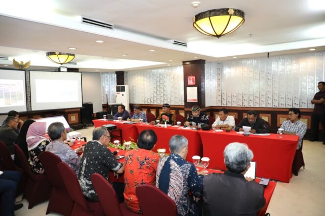 
					AUDIENSI : Gubernur Kaltara, Dr. (H.C). H. Zainal A Paliwang, M.Hum, bersama dengan Kepala Perangkat Daerah Provinsi Kaltara menerima audiensi dari Kepala BRGM RI, Ir. Hartono M.Sc beserta rombongan di Ruang Pertemuan Swiss-Belhotel Tarakan, Ahad (23/6/24)


